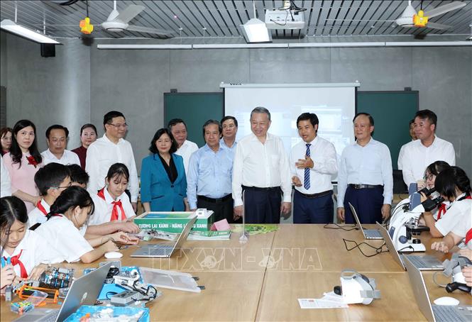 Tổng Bí thư Tô Lâm thăm Phòng thực hành giáo dục STEM của Trường THCS Cầu Giấy, quận Cầu Giấy. Ảnh: Thống Nhất – TTXVN
