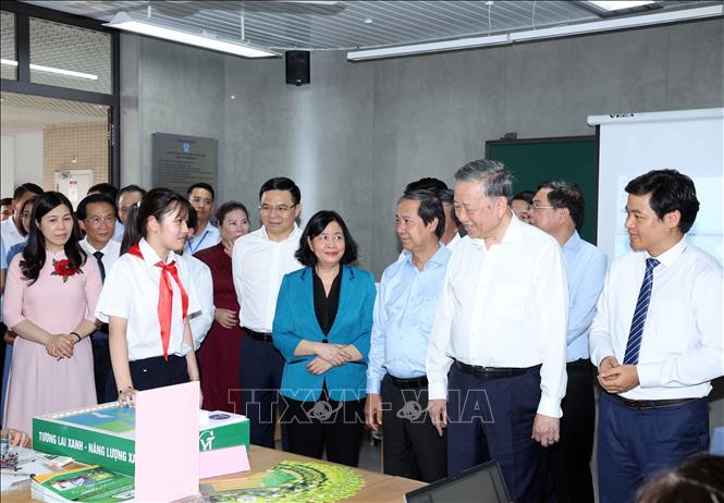 Tổng Bí thư Tô Lâm thăm Phòng thực hành giáo dục STEM của Trường THCS Cầu Giấy, quận Cầu Giấy. Ảnh: Thống Nhất – TTXVN