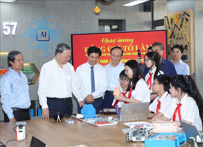 Tổng Bí thư Tô Lâm thăm Phòng thực hành giáo dục STEM của Trường THCS Cầu Giấy, quận Cầu Giấy. Ảnh: Thống Nhất – TTXVN