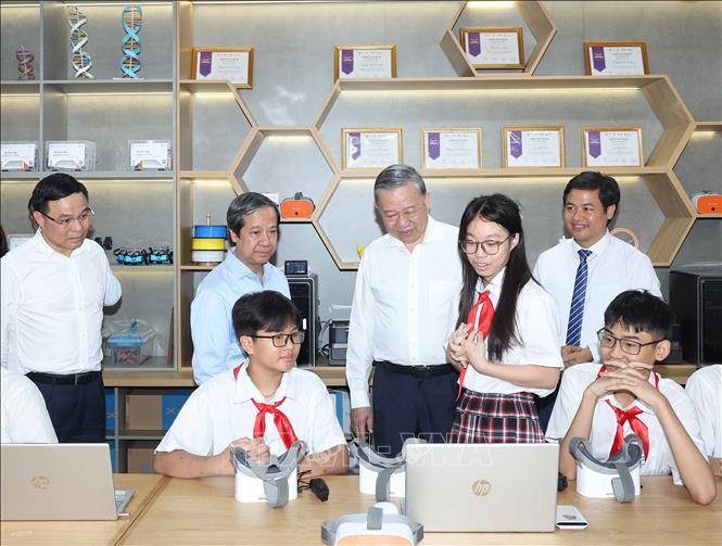 Tổng Bí thư Tô Lâm thăm Phòng thực hành giáo dục STEM của Trường THCS Cầu Giấy, quận Cầu Giấy. Ảnh: Thống Nhất – TTXVN