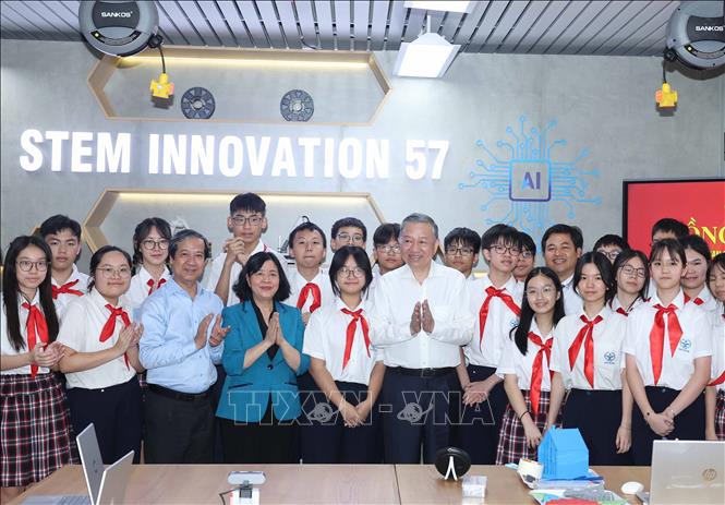 Tổng Bí thư Tô Lâm thăm Phòng thực hành giáo dục STEM của Trường THCS Cầu Giấy, quận Cầu Giấy. Ảnh: Thống Nhất – TTXVN