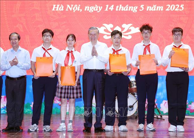 Tổng Bí thư Tô Lâm tặng học bổng cho học sinh xuất sắc Trường THCS Cầu Giấy, quận Cầu Giấy. Ảnh: Thống Nhất – TTXVN