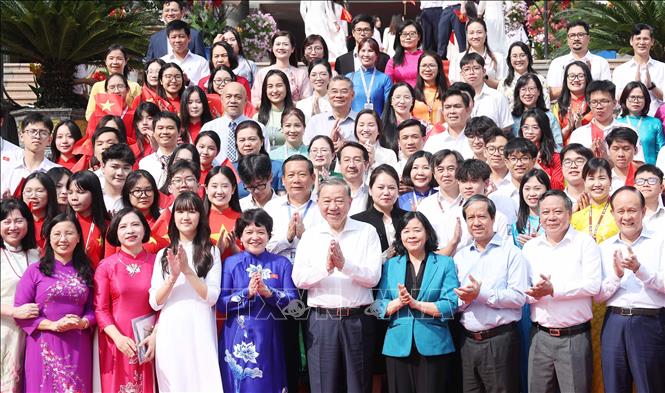 Tổng Bí thư Tô Lâm và đại biểu với giáo viên, học sinh Trường THPT Chuyên Hà Nội - Amsterdam. Ảnh: Thống Nhất - TTXVN