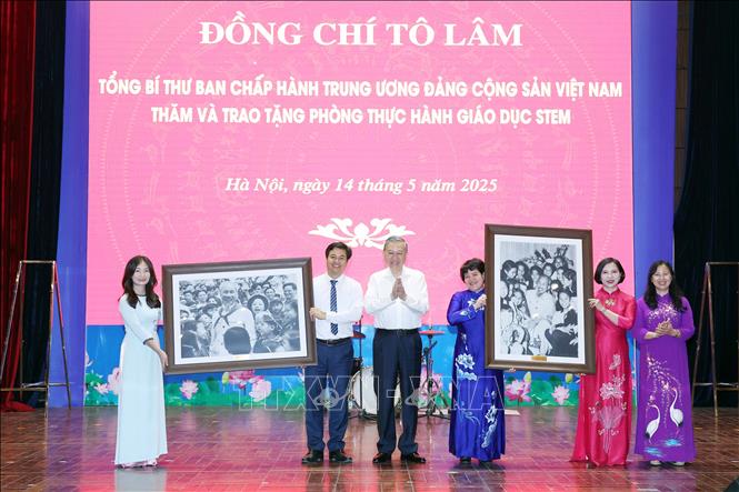 Tổng Bí thư Tô Lâm tặng ảnh Chủ tịch Hồ Chí Minh cho Trường THPT Chuyên Hà Nội- Amsterdam và Trường THCS Cầu Giấy. Ảnh: Thống Nhất – TTXVN