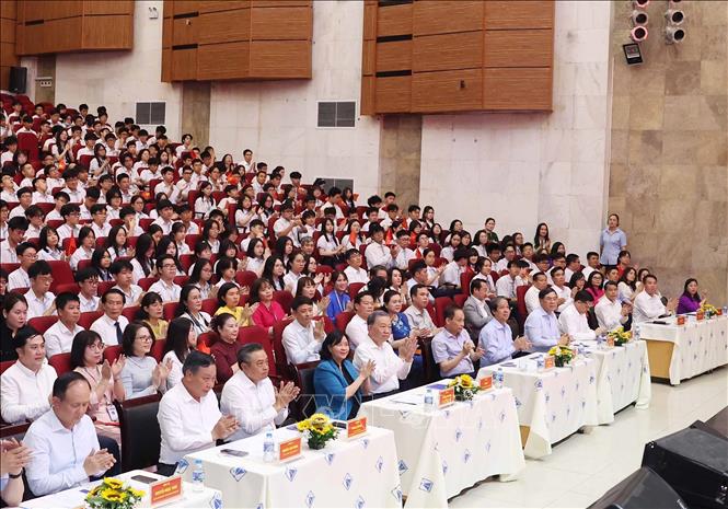 Tổng Bí thư Tô Lâm cùng lãnh đạo Bộ Giáo dục và Đào tạo và Thành phố Hà Nội tới thăm Trường THPT Chuyên Hà Nội - Amsterdam. Ảnh: Thống Nhất - TTXVN
