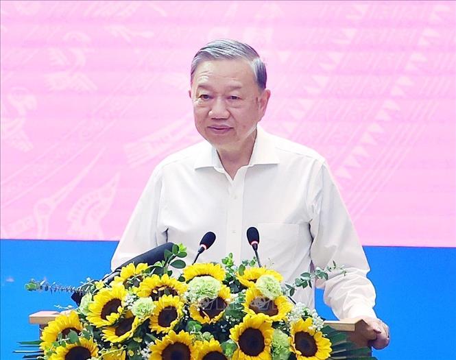 Tổng Bí thư Tô Lâm nói chuyện thân mật với cán bộ, giáo viên, học sinh ngành Giáo dục Thủ đô. Ảnh: Thống Nhất - TTXVN