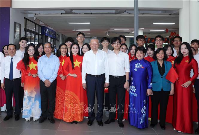 Tổng Bí thư Tô Lâm và đại biểu với cán bộ, giáo viên, học sinh Trường THPT Chuyên Hà Nội - Amsterdam. Ảnh: Thống Nhất - TTXVN