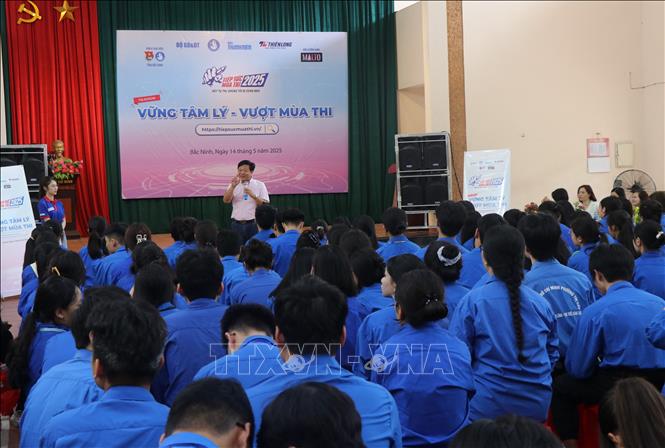 Các chuyên gia tư vấn tư vấn cho học sinh trường THPT Hoàng Quốc Việt (thành phố Bắc Ninh). Ảnh: Thanh Thương - TTXVN
