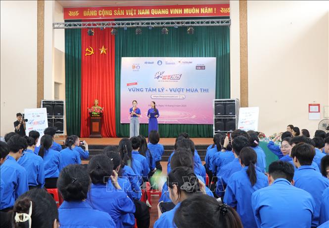 Chuyên gia tư vấn cho học sinh trường THPT Hoàng Quốc Việt, thành phố Bắc Ninh. Ảnh: Thanh Thương - TTXVN