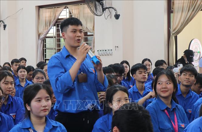 Học sinh trường THPT Hoàng Quốc Việt (thành phố Bắc Ninh) trao đổi với các chuyên gia tâm lý. Ảnh: Thanh Thương- TTXVN