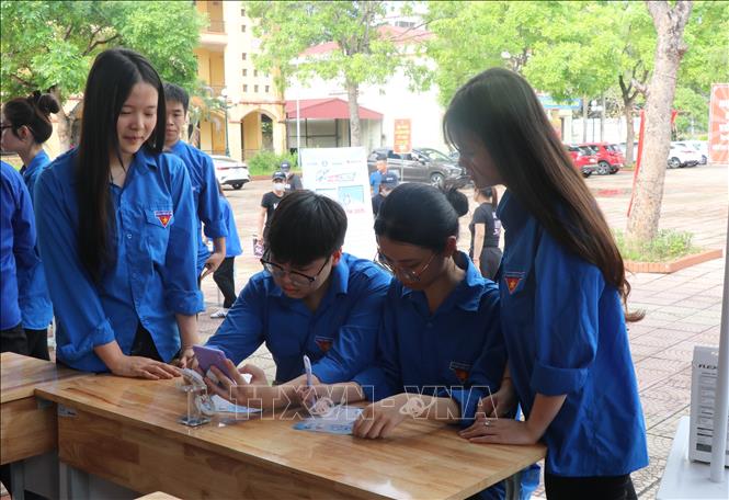 Học sinh trường THPT Hoàng Quốc Việt (thành phố Bắc Ninh) tham gia trải nghiệm tại chương trình. Ảnh: Thanh Thương- TTXVN