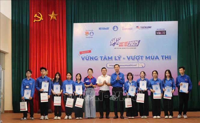 Phó Bí thư Tỉnh Đoàn Hà Thái Sơn cùng đại diện Trung ương Hội Sinh viên Việt Nam trao quà cho  học sinh trường THPT Hoàng Quốc Việt, thành phố Bắc Ninh. Ảnh: Thanh Thương- TTXVN