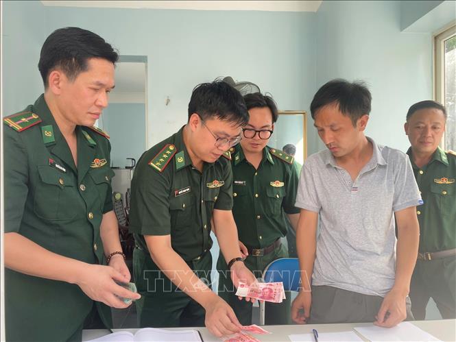 Đồn Biên phòng Cửa khẩu Ma Lù Thàng - Bộ đội Biên phòng tỉnh Lai Châu bàn giao lại đồ vật đánh rơi cho du khách Trung Quốc. Ảnh: TTXVN phát