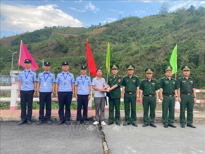 Đồn Biên phòng Cửa khẩu Ma Lù Thàng - Bộ đội Biên phòng tỉnh Lai Châu bàn giao lại đồ vật đánh rơi cho du khách Trung Quốc. Ảnh: TTXVN phát