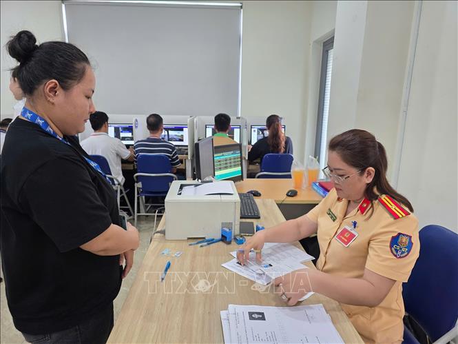 Người dân TP. Hồ Chí Minh đến đăng ký thi sát hạch lái xe.  Ảnh: Linh Sơn-TTXVN