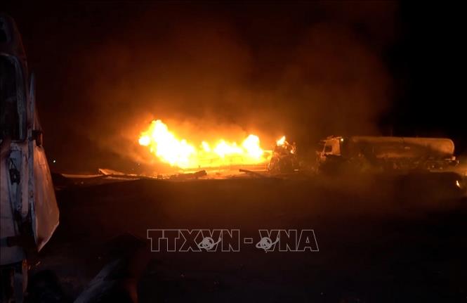 Khói lửa bốc lên sau cuộc không kích tại cảng Ras Isa ở Hodeidah, Yemen. Ảnh: THX/TTXVN