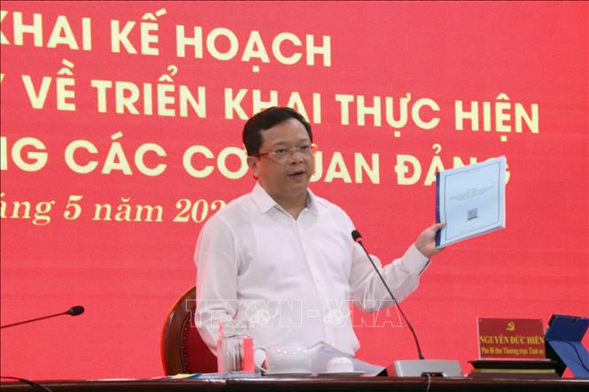 Phó Bí thư Thường trực Tỉnh ủy Cà Mau Nguyễn Đức Hiển quán triệt các nội dung chính Kế hoạch của Ban Thường vụ Tỉnh ủy về triển khai thực hiện Đề án chuyển đổi số trong các cơ quan Đảng. Ảnh: Kim Há - TTXVN
