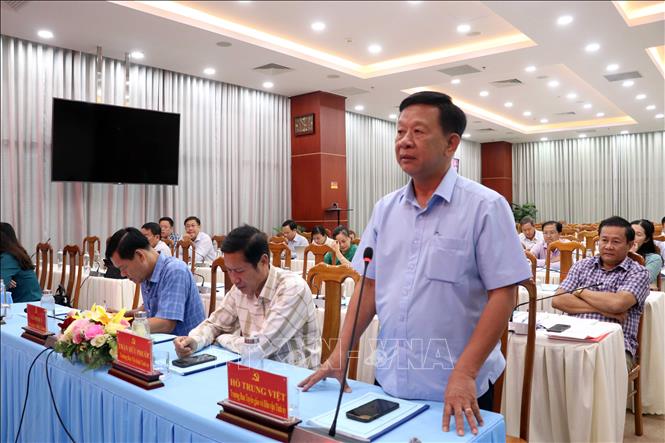 Trưởng ban Tuyên giáo và Dân vận Tỉnh ủy Cà Mau Hồ Trung Việt yêu cầu đẩy mạnh tuyên truyền sâu rộng trong đội ngũ cán bộ, công chức, viên chức để chuyển đổi thói quen từ thủ công sang làm việc trên môi trường mạng, lan tỏa mạnh mẽ vấn đề số hóa trong toàn xã hội. Ảnh: Kim Há - TTXVN