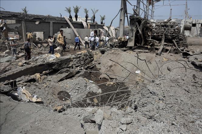 Cảnh đổ nát sau cuộc không kích của Israel tại cảng Hodeidah, Yemen. Ảnh: THX/TTXVN