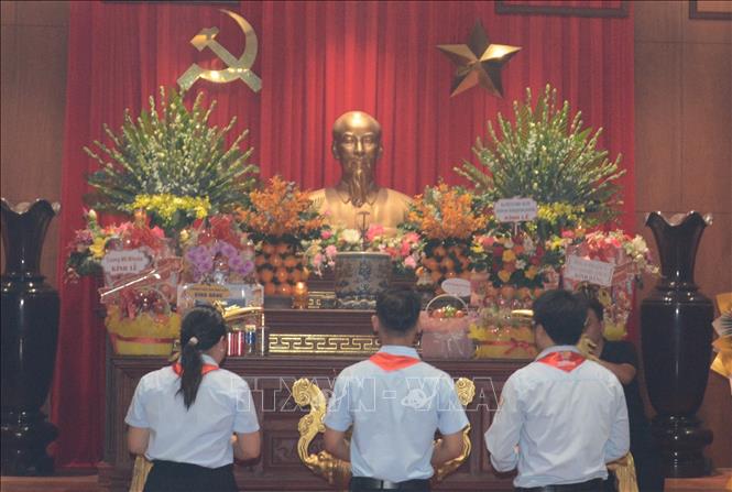 Thanh thiếu niên Đà Nẵng dâng hương và báo công dâng Bác. Ảnh: Văn Dũng-TTXVN