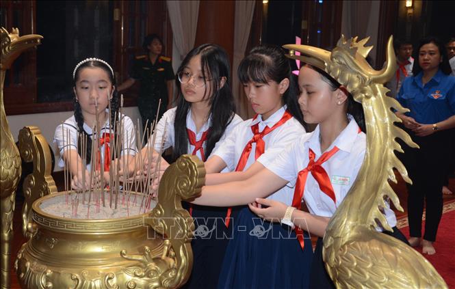 Thanh thiếu niên Đà Nẵng dâng hương và báo công dâng Bác. Ảnh: Văn Dũng-TTXVN
