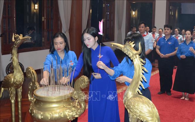 Thanh thiếu niên Đà Nẵng dâng hương và báo công dâng Bác. Ảnh: Văn Dũng-TTXVN