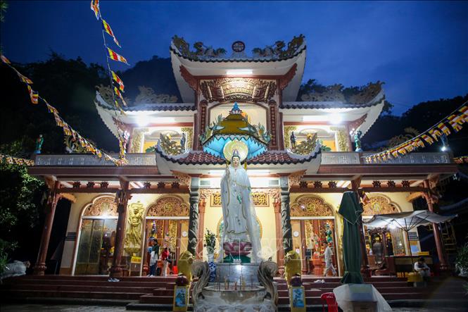 Ánh sáng đêm lung linh trên Linh Sơn Tiên Thạch Tự (còn gọi là Chùa Bà) ở lưng chừng núi Bà Đen (Tây Ninh). Ảnh: Giang Phương – TTXVN