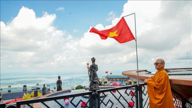 Trên đỉnh núi Bà Đen, cảnh sắc như hòa mình vào biển mây bồng bềnh. Ảnh: Giang Phương – TTXVN