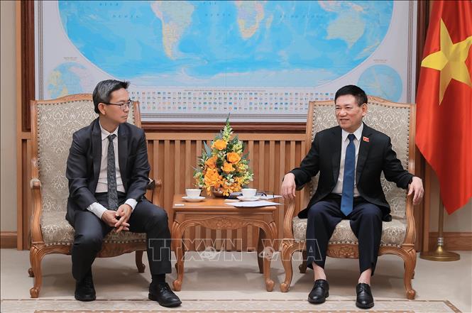 Deputy Prime Minister Ho Duc Phoc and S&P Senior Director Kim Eng Tan. VNA Photo: An Đăng