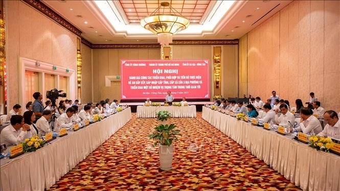 Bí thư Thành ủy Thành phố Hồ Chí Minh Nguyễn Văn Nên, Bí thư Tỉnh ủy - Chủ tịch HĐND tỉnh Bà Rịa - Vũng Tàu Phạm Viết Thanh và Bí thư Tỉnh ủy, Trưởng đoàn Đại biểu Quốc hội tỉnh Bình Dương Nguyễn Văn Lợi đồng chủ trì Hội nghị. Ảnh: TTXVN phát