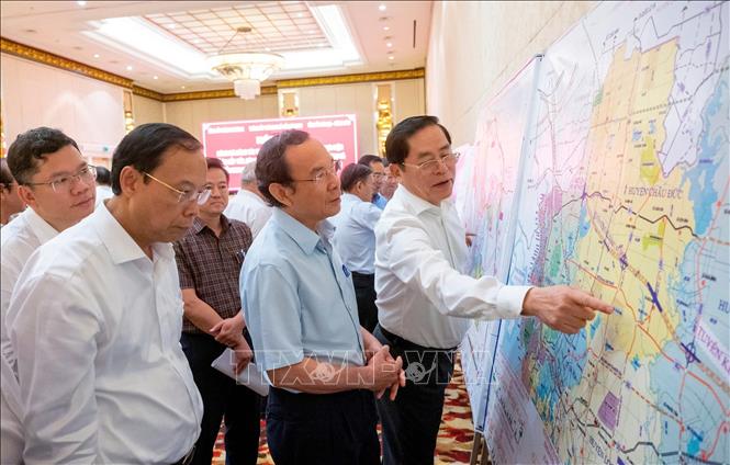 Bí thư Tỉnh ủy, Chủ tịch HĐND tỉnh Bà Rịa - Vũng Tàu Phạm Viết Thanh giới thiệu với các đại biểu bản đồ tổng thể tỉnh Bà Rịa -Vũng Tàu. Ảnh: TTXVN phát