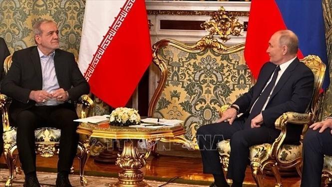 (Tư liệu) Tổng thống Nga Vladimir Putin (phải) và Tổng thống Iran Masoud Pezeshkian. Ảnh: IRNA/TTXVN
