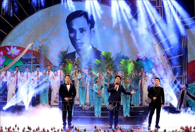 “Quà tháng 5 dâng Người” là chương trình nghệ thuật mang ý nghĩa chính trị, văn hóa sâu sắc, thể hiện tri ân sâu nặng và tình cảm kính yêu vô hạn của nhân dân cả nước đối với Chủ tịch Hồ Chí Minh. Ảnh: Nhật Anh - TTXVN