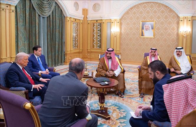 Tổng thống Mỹ Donald Trump (trái) và Tổng thống lâm thời Syria Ahmed al-Sharaa (phải, phía trước) tại cuộc gặp ở Riyadh, Saudi Arabia (Ảrập Xêút), ngày 14/5/2025. Ảnh: THX/TTXVN