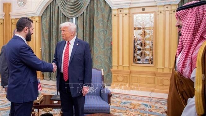 Tổng thống Mỹ Donald Trump (giữa) và Tổng thống lâm thời Syria Ahmed al-Sharaa (trái) tại cuộc gặp ở Riyadh, Saudi Arabia (Ảrập Xêút), ngày 14/5/2025. Ảnh: IRNA/TTXVN