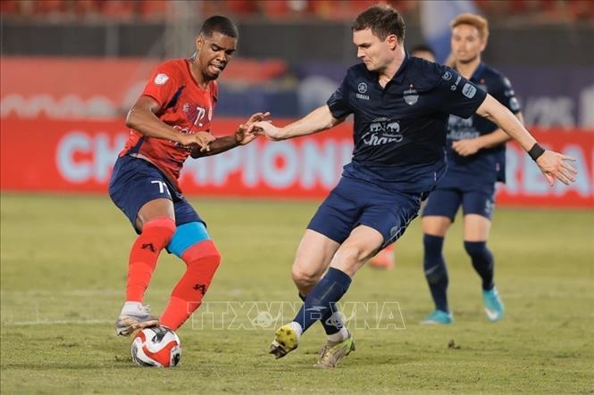 Pha tranh bóng giữa Alan (số 72, CAHN) và Good (số 6, Buriram United). Ảnh: Minh Quyết - TTXVN