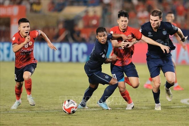 Pha tranh bóng giữa Đình Trọng (số 31, CAHN) và hậu vệ bên phía Buriram United. Ảnh: Minh Quyết - TTXVN