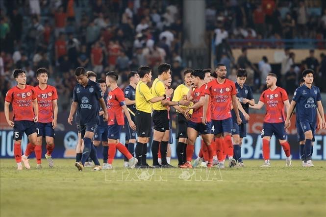 Kết thúc trận đấu, hai đội hoà với tỷ số 2 - 2. Ảnh: Minh Quyết - TTXVN