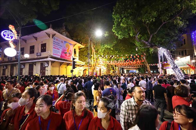 Hàng nghìn tăng ni, Phật tử và người dân xếp nhiều hàng dài trên phố Quán Sứ (Hà Nội) chờ được chiêm bái xá lợi Đức Phật. Ảnh: Minh Đức - TTXVN