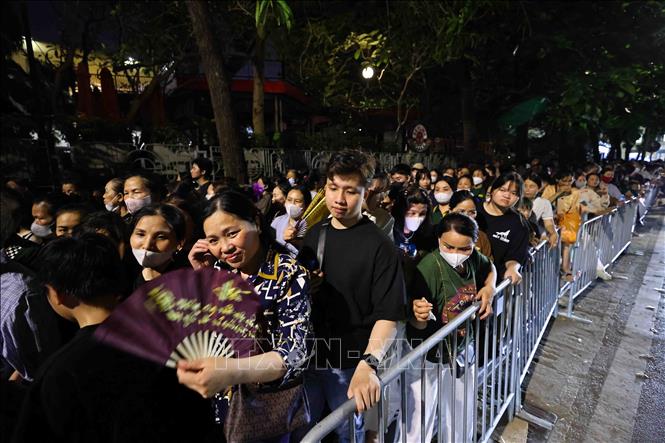 Hàng nghìn tăng ni, Phật tử và người dân xếp nhiều hàng dài trên phố Yết Kiêu, Trần Quốc Toản (Hà Nội) chờ được chiêm bái xá lợi Đức Phật. Ảnh: Minh Đức - TTXVN