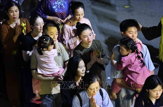  Nhiều trẻ nhỏ được gia đình đưa đi cùng để được chiêm bái xá lợi Đức Phật tại chùa Quán Sứ. Ảnh: Minh Đức - TTXVN