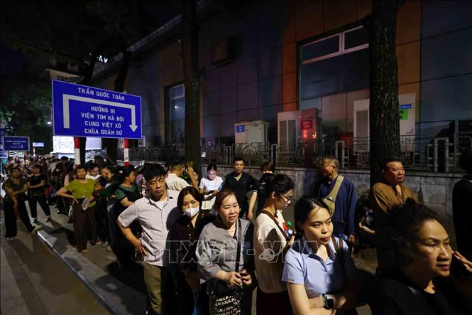 Hàng nghìn tăng ni, Phật tử và người dân xếp nhiều hàng dài trên phố Yết Kiêu, Trần Quốc Toản (Hà Nội) chờ được vào chiêm bái xá lợi Đức Phật. Ảnh: Minh Đức - TTXVN