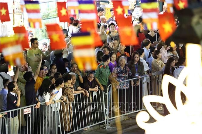 Hàng nghìn tăng ni, Phật tử và người dân lặng lẽ xếp hàng trên phố Quán Sứ (Hà Nội) để được chiêm bái xá lợi Đức Phật. Ảnh: Minh Đức - TTXVN