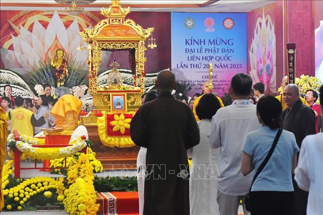 Hàng vạn Phật tử và người dân chiêm bái Xá lợi Đức Phật tại chùa Quán Sứ, Hà Nội. Ảnh: Minh Đức - TTXVN