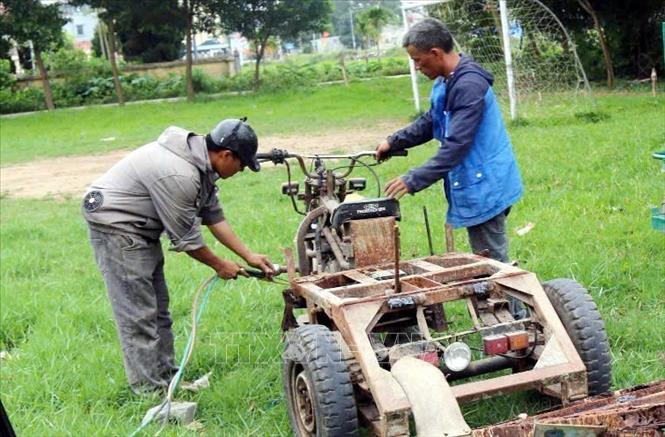 Người dân tự giác tháo dỡ tiêu huỷ xe tự chế. Ảnh: TTXVN phát