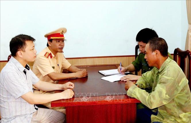 Tuyên truyền vận động người dân ký cam kết không sử dụng xe tự chế. Ảnh: TTXVN phát
