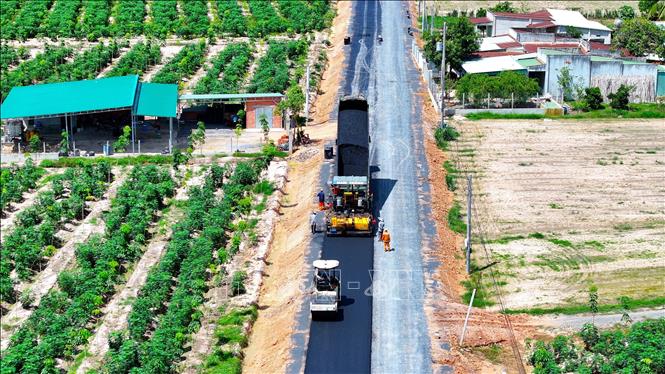 Đường giao thông nông thôn liên xã tại huyện Bến Cầu, tỉnh Tây Ninh khi hoàn thành sẽ góp phần thúc đẩy phát triển kinh tế - xã hội của địa phương. Ảnh: Minh Phú – TTXVN