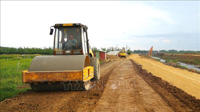 Giao thông nông thôn tại huyện Dương Minh Châu (Tây Ninh) ngày càng được đầu tư mở rộng, phục vụ tốt nhu cầu đi lại, vận chuyển hàng hóa của người dân. Ảnh: Minh Phú – TTXVN