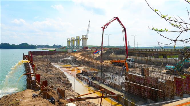 Cầu Tha La trên đường DT795, huyện Tân Châu (Tây Ninh) được đầu tư, sửa chửa, nâng cấp, dự kiến hoàn thành và đưa vào sử dụng trong năm 2025. Ảnh: Minh Phú - TTXVN