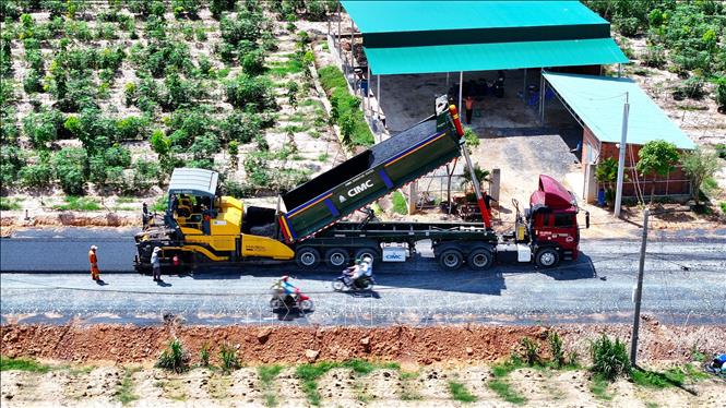 Nhựa hóa đường liên xã ở Long Chữ, huyện Bến Cầu. Ảnh: Minh Phú - TTXVN